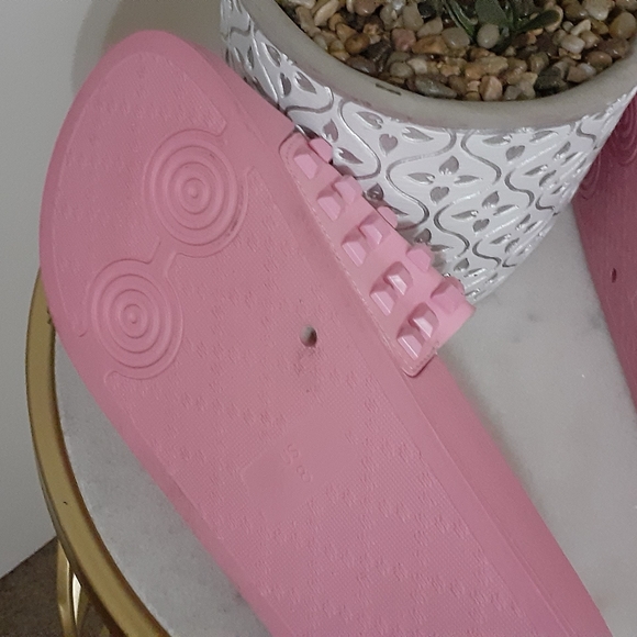 STEVE MADDEN, Sandals, Size 8, pink, with designs on the front. - Picture 3 of 6
